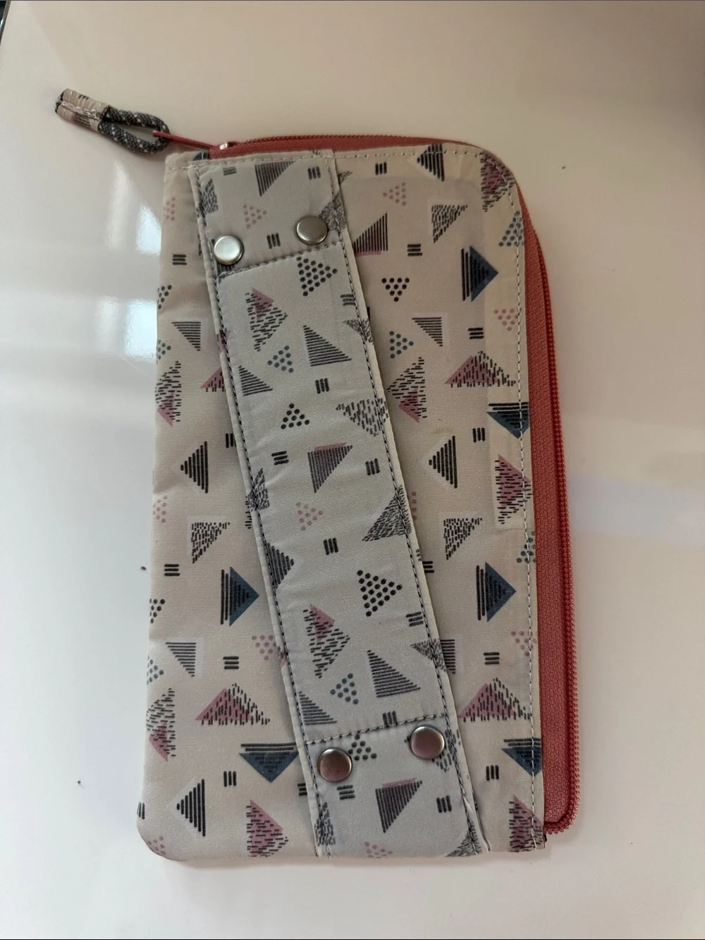 Kavu Geo Triangle Zip Wallet in Light Gray and Pink Trim